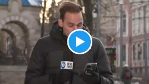 Ucraina, giornalista si 'becca' bacio in diretta - Video