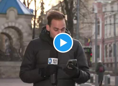 Ucraina, giornalista si 'becca' bacio in diretta - Video