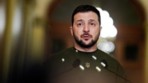 Ucraina, gli auguri di Pasqua di Zelensky: "Combattiamo per mondo libero"