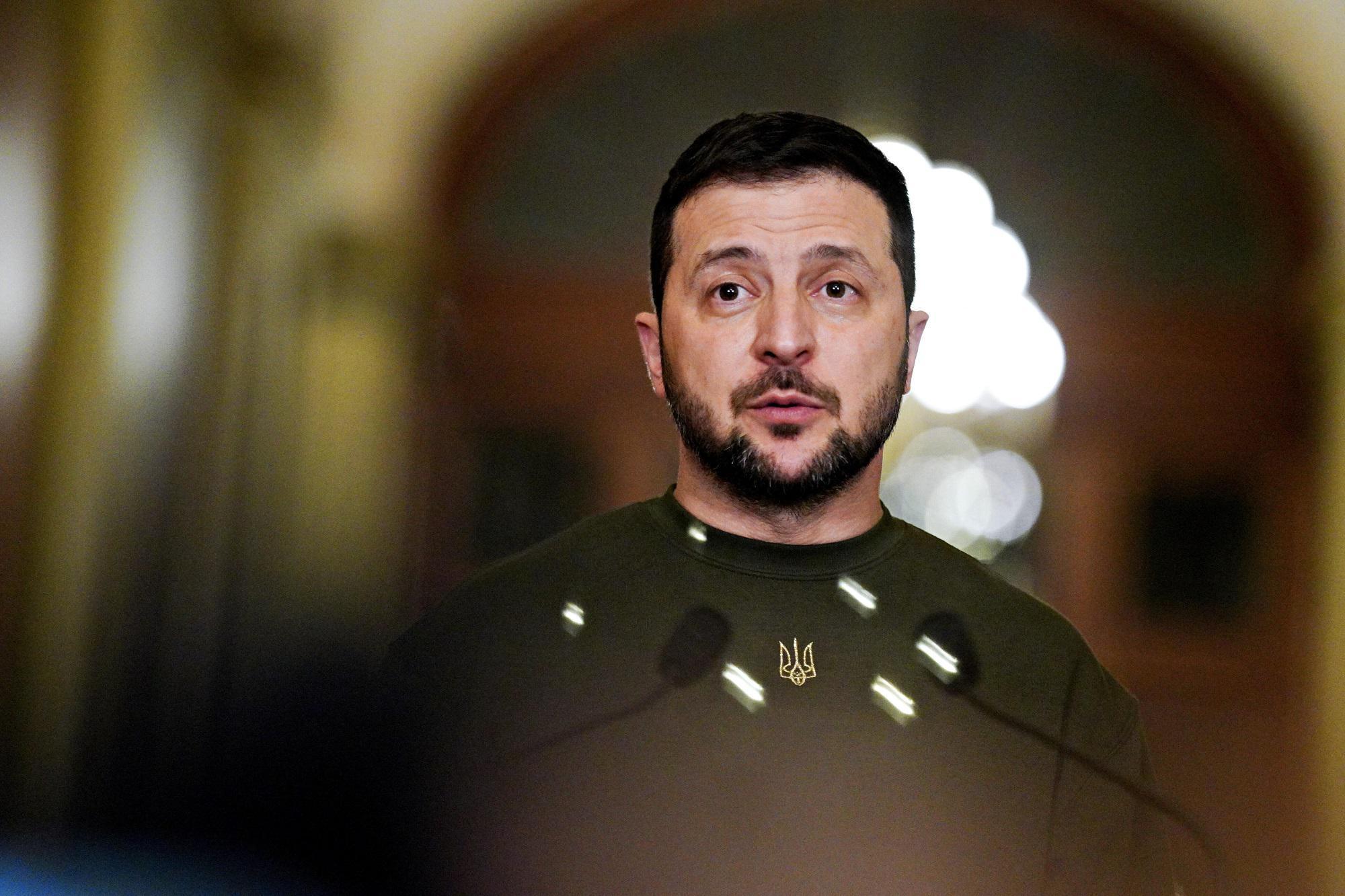 Ucraina, gli auguri di Pasqua di Zelensky: "Combattiamo per mondo libero"