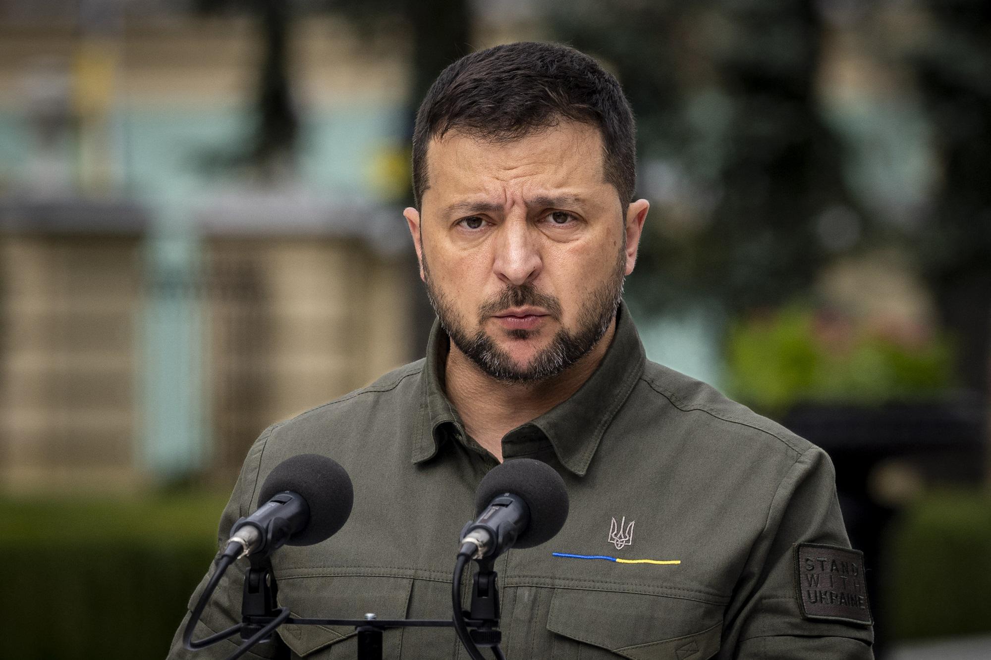 Ucraina, il piano di Zelensky: "F-16 per cambiare la guerra, nessun dialogo con Russia"