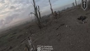 Ucraina, il soldato trasmette la guerra 'in diretta' - Video