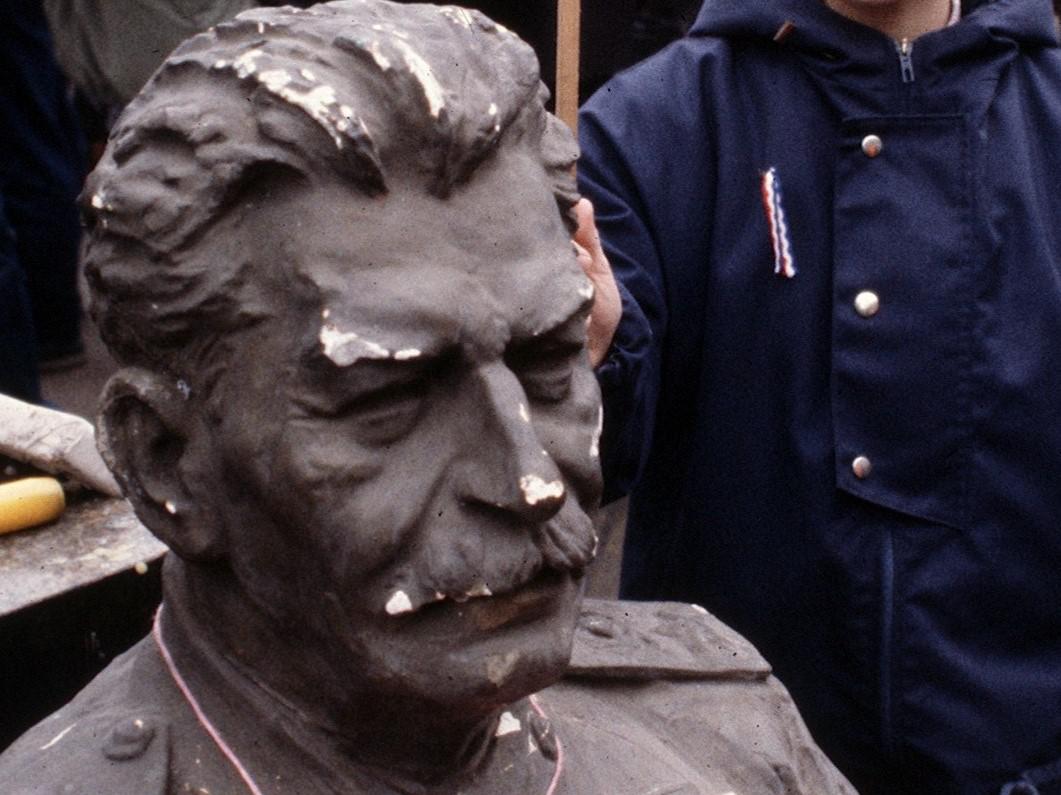 Ucraina, inaugurato busto Stalin a Volograd: "Nessun passo indietro come a Stalingrado"