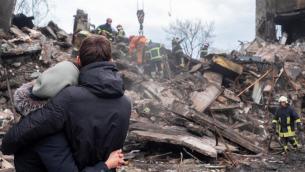 Ucraina, Kiev: "Mamma e figlia 15enne violentate, morte per ferite riportate"