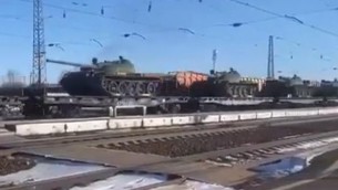 Ucraina, la Russia usa tank di 70 anni fa - Video