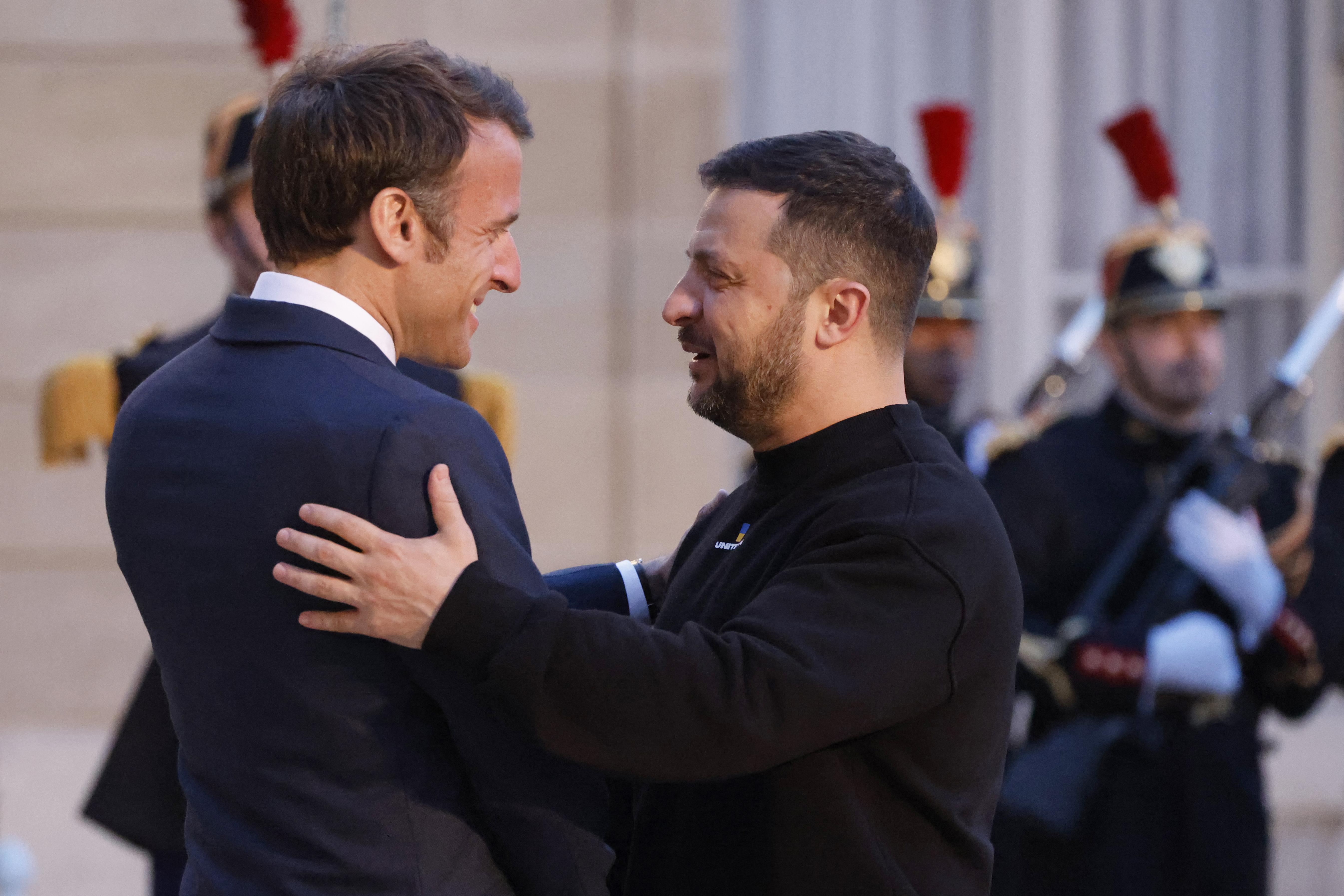 Ucraina, l'annuncio di Macron: "Francia darà aerei e formerà soldati per Kiev"