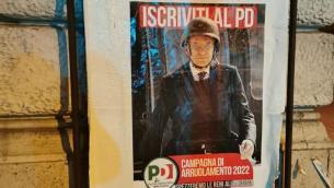 Ucraina, Letta con elmetto per 'arruolare' dem: "Manifesti sinistra radicale in centro Roma"