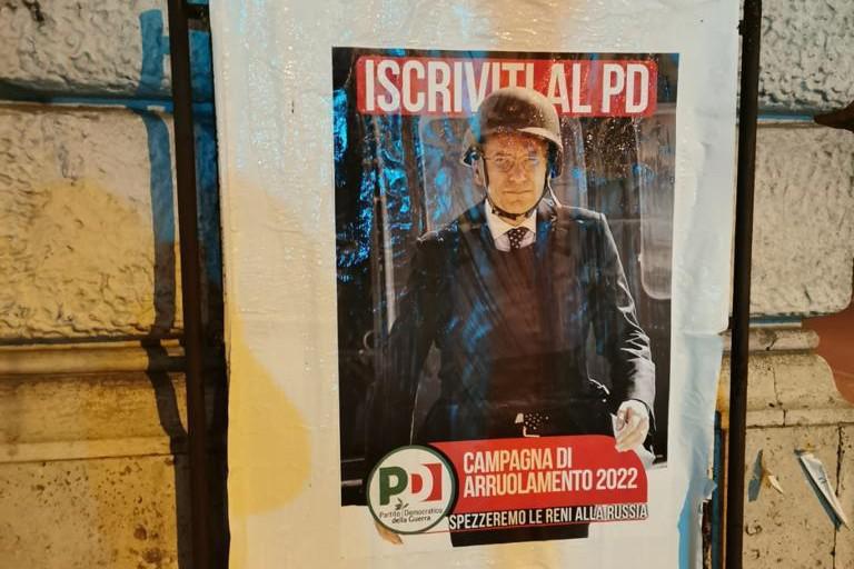 Ucraina, Letta con elmetto per 'arruolare' dem: "Manifesti sinistra radicale in centro Roma"