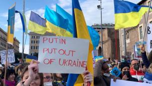 Ucraina, l'urlo della comunità a Roma: "Putin vattene, Nato aiutaci" - Video