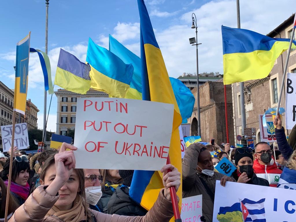Ucraina, l'urlo della comunità a Roma: "Putin vattene, Nato aiutaci" - Video