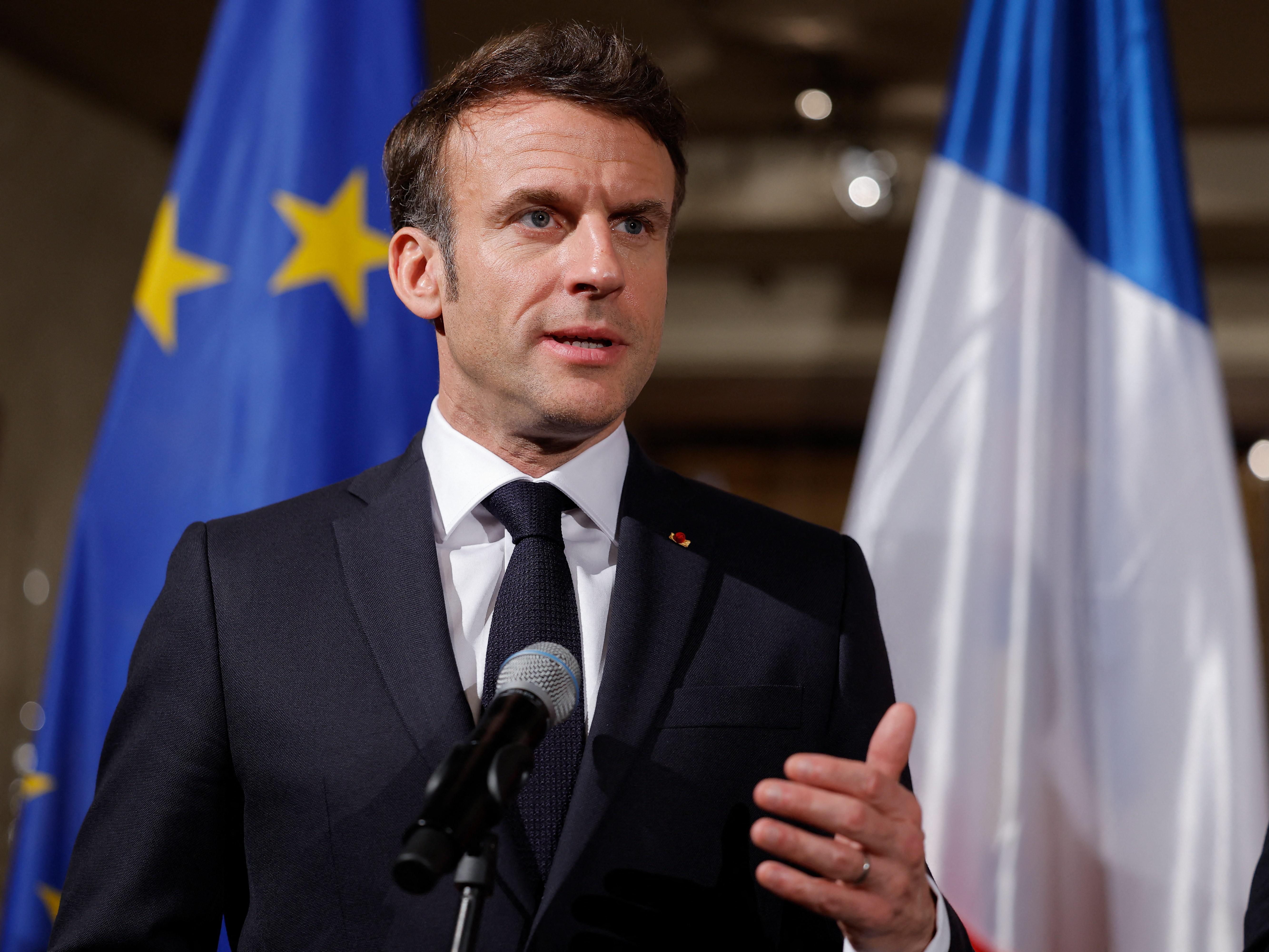 Ucraina, Macron: "Non si può inviare Putin all'Aja, è unico con cui negoziare"