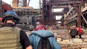 Ucraina, media russi: 9 militari Kiev fuori da Azovstal con bandiera bianca