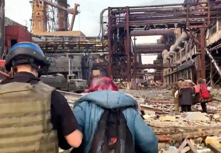 Ucraina, media russi: 9 militari Kiev fuori da Azovstal con bandiera bianca