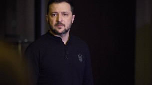 Ucraina, media Usa: "Ipotesi esilio Zelensky in Francia"