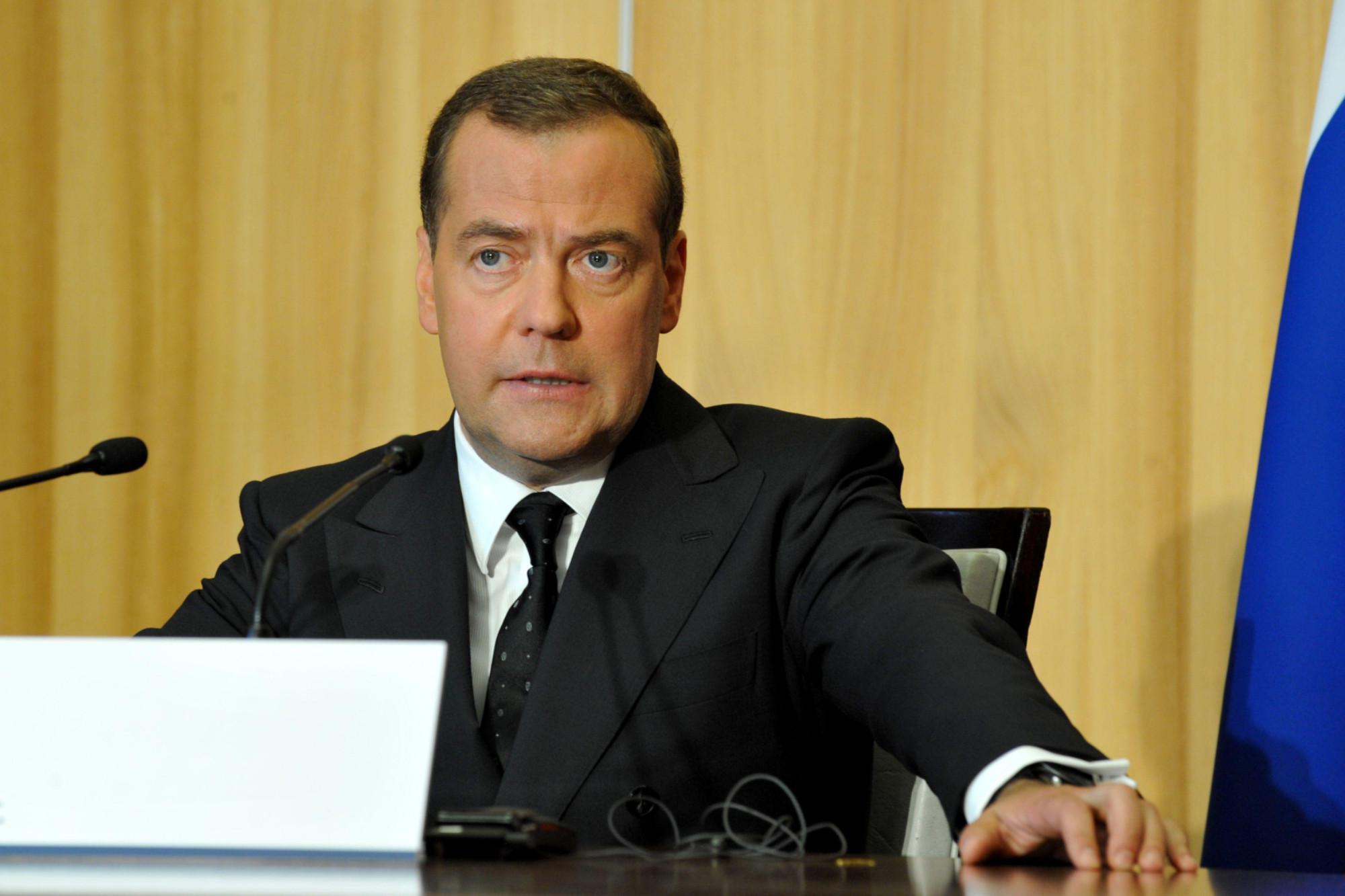 Ucraina, Medvedev: "Con Biden rischio terza guerra mondiale per demenza e distrazione"