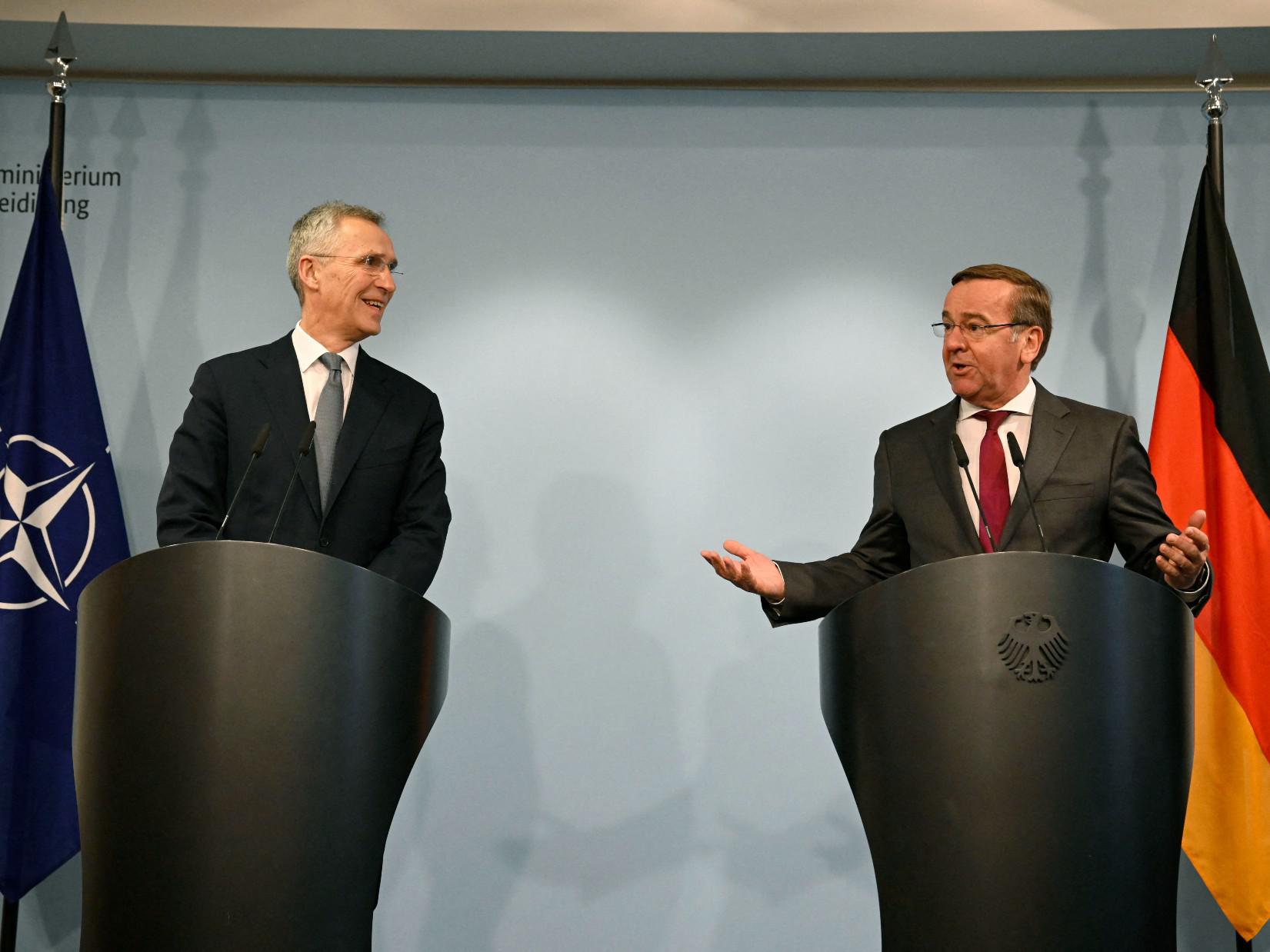 Ucraina, Nato: "Russia prepara nuova offensiva, dare armi pesanti a Kiev"
