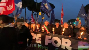 Ucraina, "No alla guerra": al via dai Fori imperiali la fiaccolata per la pace