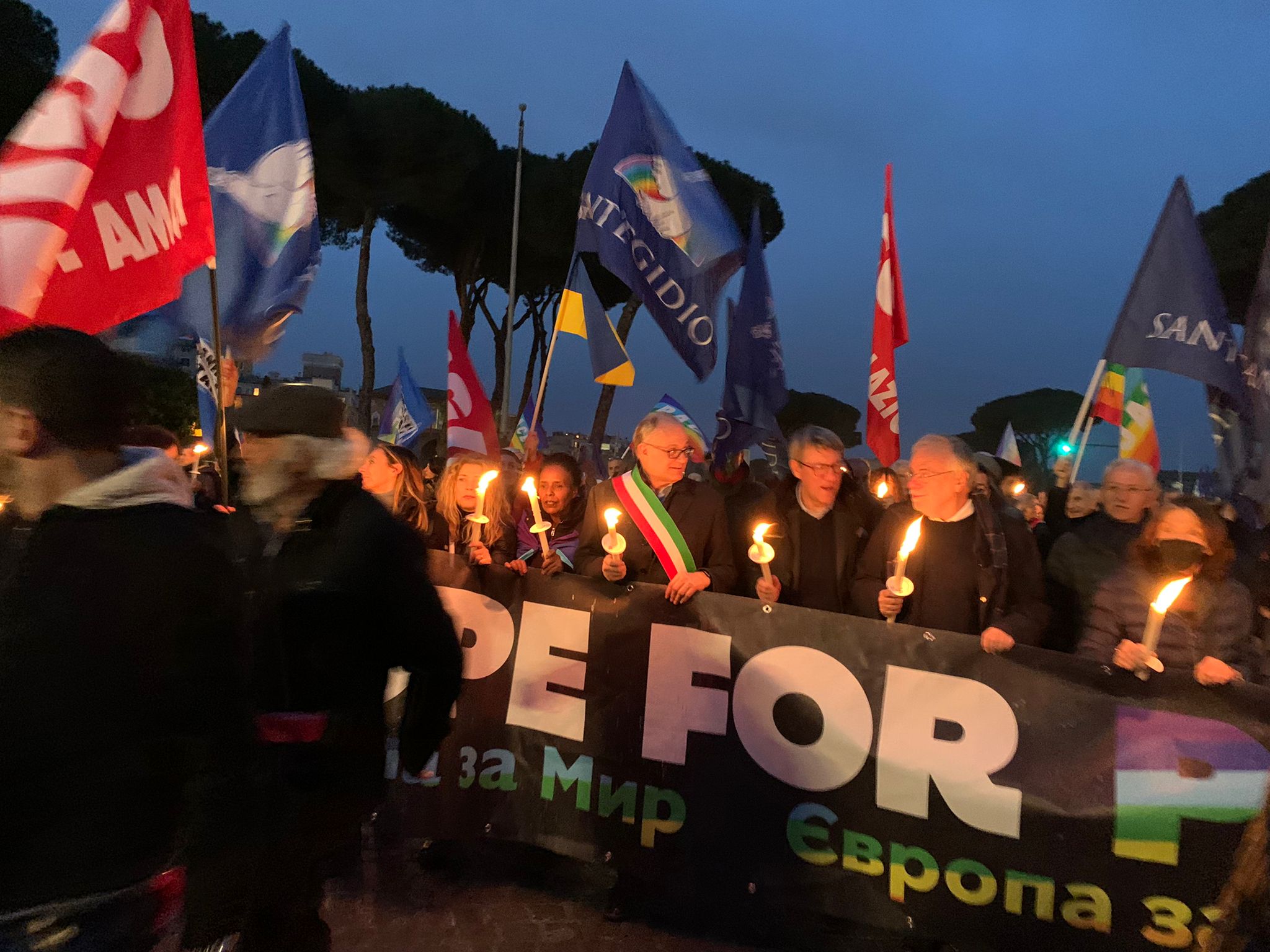 Ucraina, "No alla guerra": al via dai Fori imperiali la fiaccolata per la pace