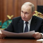 Ucraina, Putin attacca: "Sanzioni? Occidente si danneggia da solo, idioti"