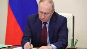 Ucraina, Putin firma decreto per cittadinanza russa in zone occupate