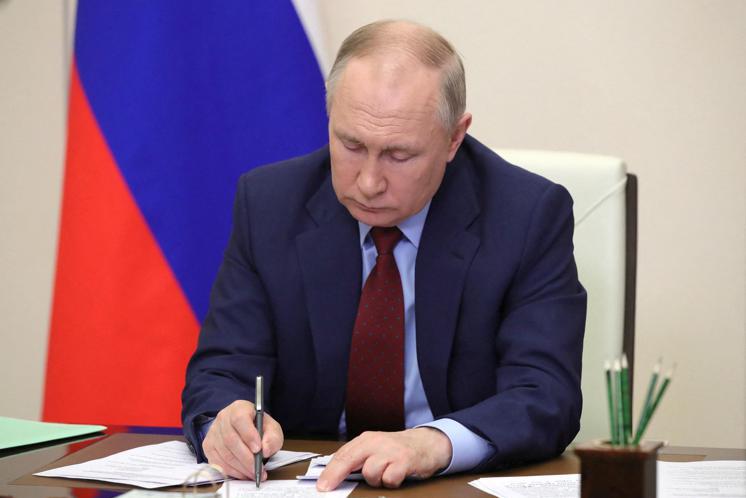 Ucraina, Putin firma decreto per cittadinanza russa in zone occupate