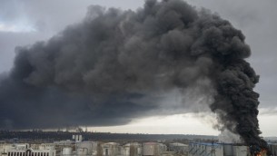 Ucraina, raid Russia con droni su Odessa: in fiamme una struttura