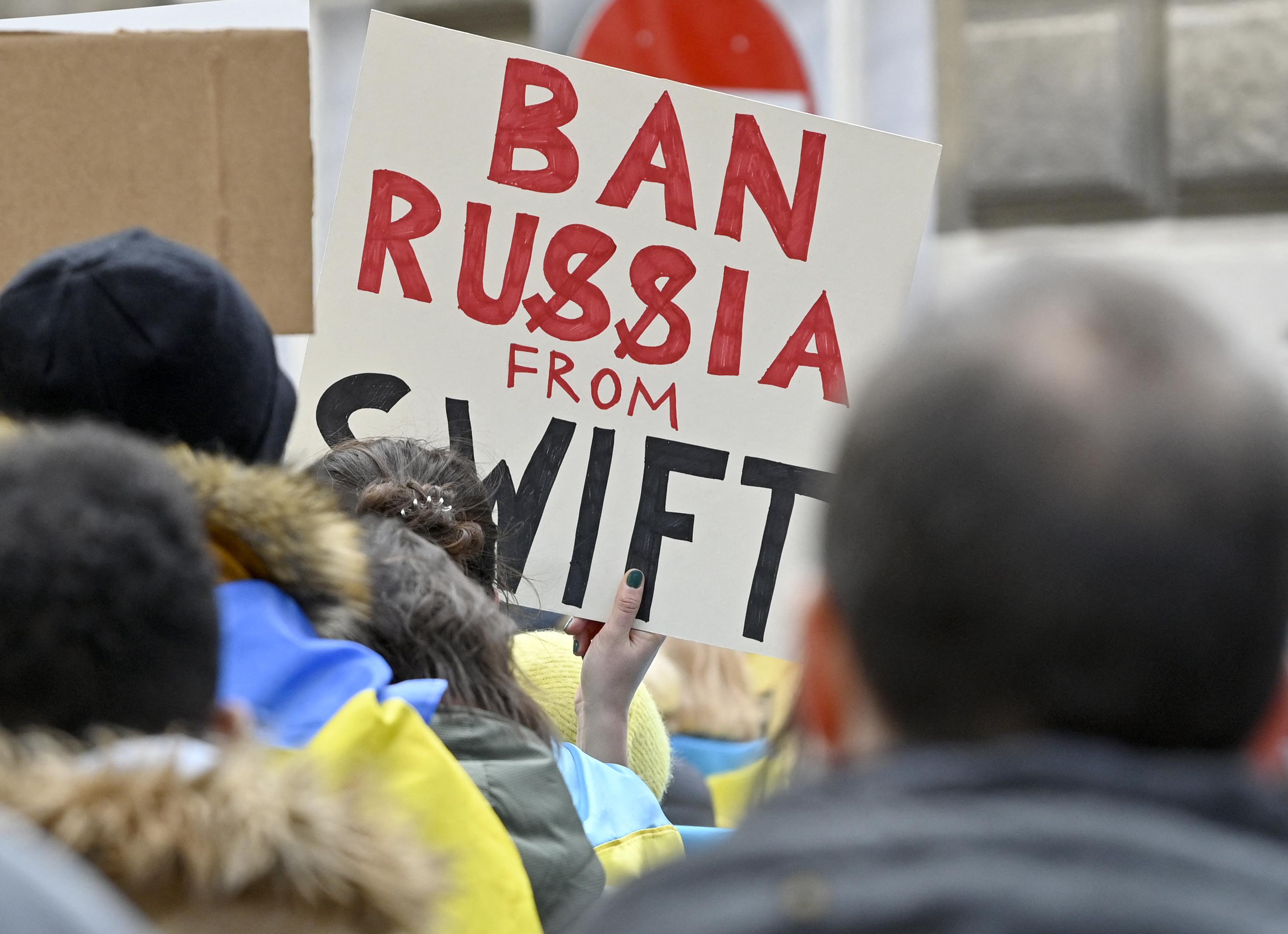 Ucraina-Russia, "alcune banche russe fuori da swift": intesa Ue-Usa-Gb