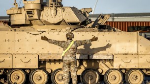 Ucraina, Russia avverte: "Invio carri armati Gb provocherà escalation"