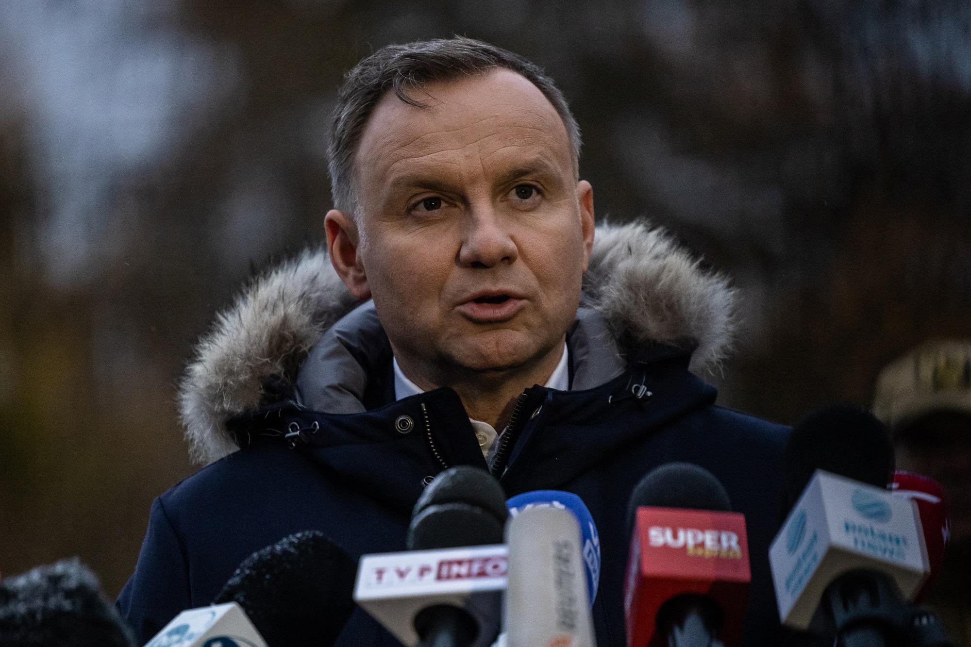 Ucraina-Russia, falso Macron telefonò a Duda la notte del missile in Polonia