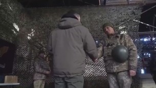 Ucraina-Russia, Zelensky tra i soldati in Donbass - Video
