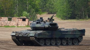 Ucraina, Scholz e i dubbi sui Leopard: ecco perché il cancelliere esita
