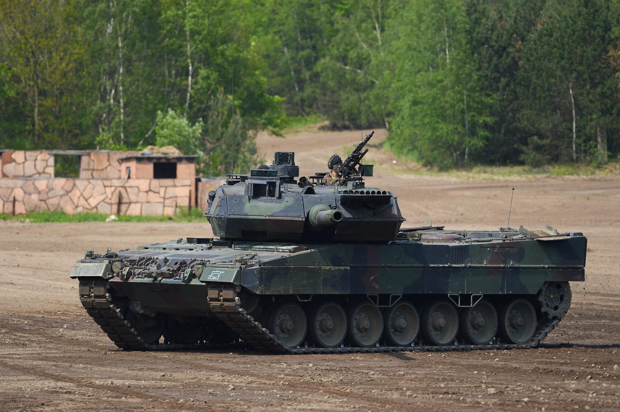 Ucraina, Scholz e i dubbi sui Leopard: ecco perché il cancelliere esita