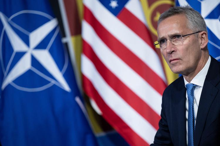 Ucraina, Stoltenberg: "Nato rafforzi la produzione di armi"