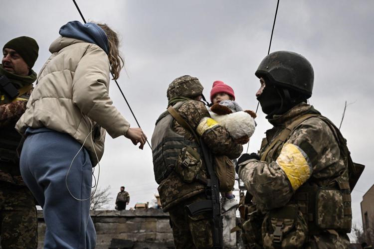 Ucraina, Svitlana Bohatyrchuk (CdE): "Non si sa quanti civili morti, tanti seppelliti nei cortili"