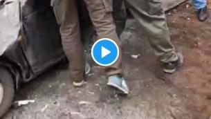 Ucraina, tank schiaccia auto: guidatore salvo - Video