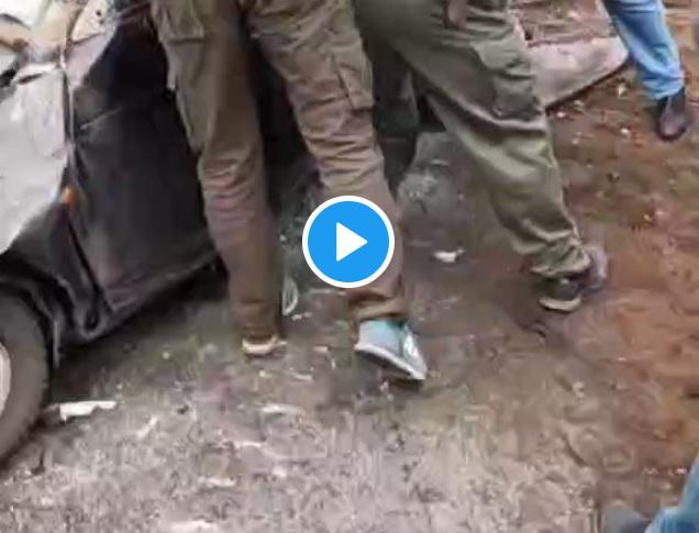 Ucraina, tank schiaccia auto: guidatore salvo - Video