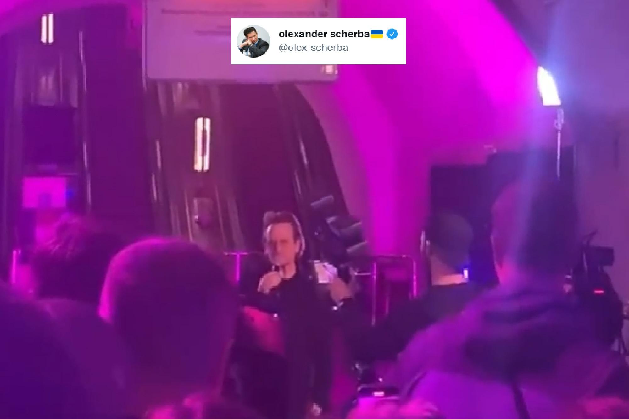 Ucraina, U2 a Kiev: Bono e The Edge si esibiscono in metro