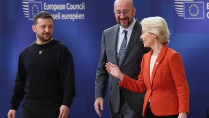 Ucraina, Ue con Zelensky: "È democrazia, Russia no"