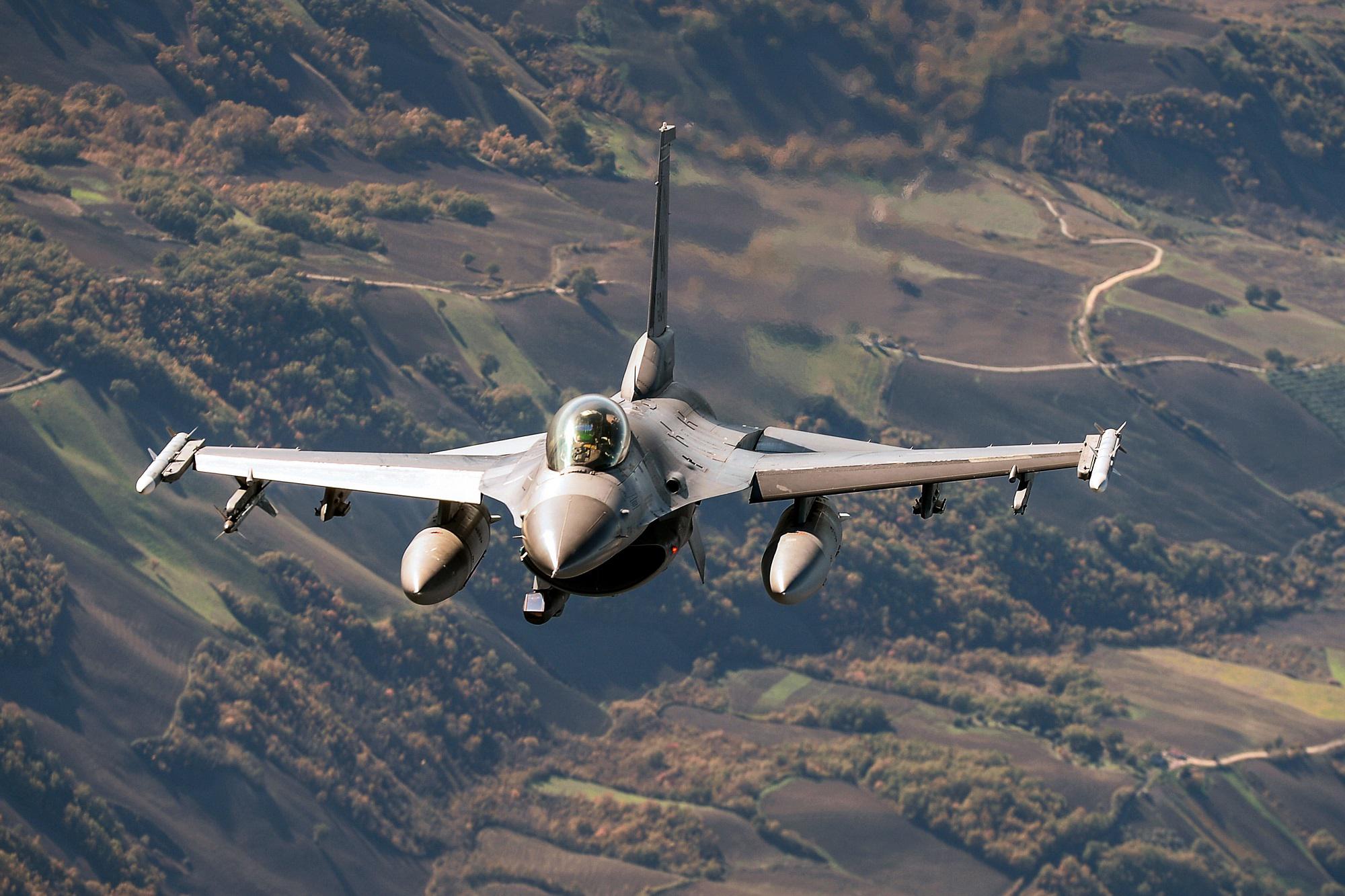 Ucraina, Usa su invio F16: "Servono per respingere Russia"