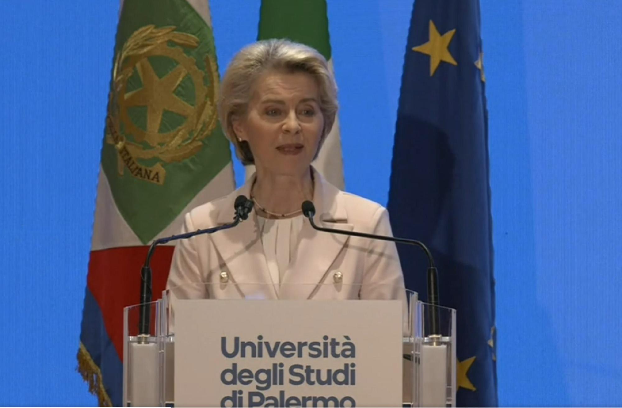Ucraina, von der Leyen: "Kiev combatte per i valori Ue, siamo al suo fianco"