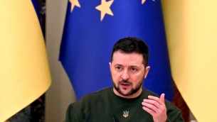 Ucraina, Zelensky a Germania: "Dateci i tank, la gente qui muore"