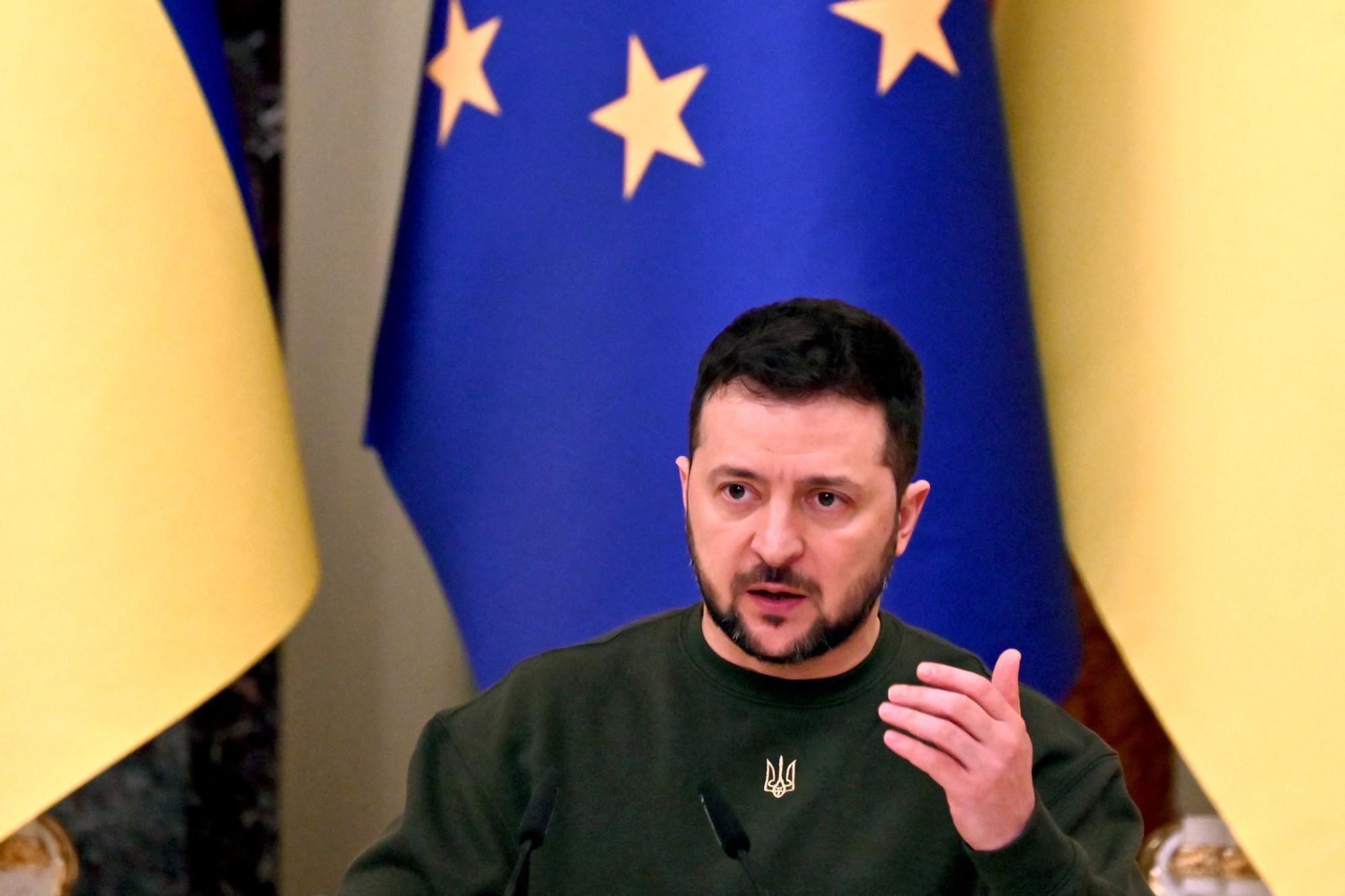 Ucraina, Zelensky a Germania: "Dateci i tank, la gente qui muore"