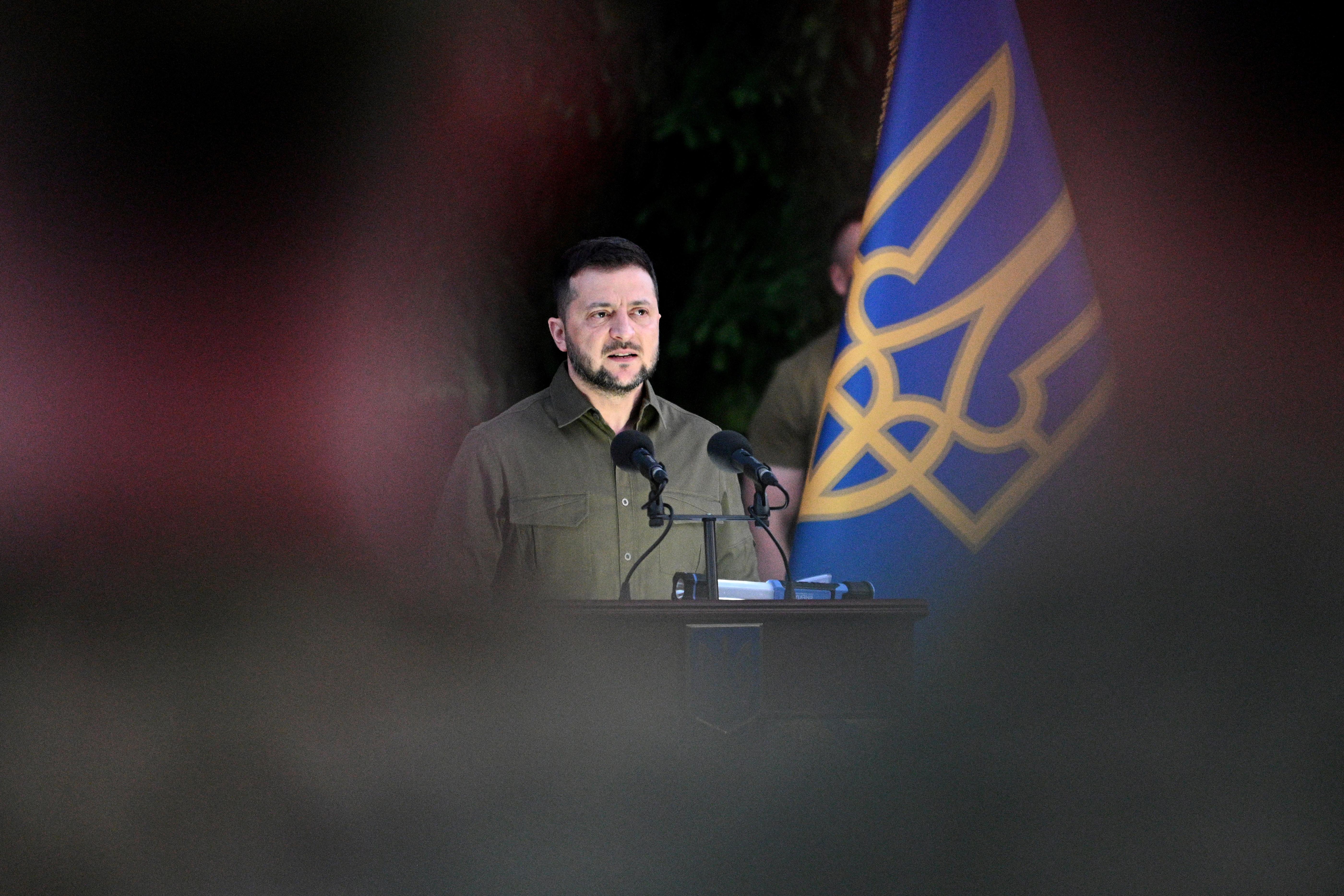 Ucraina, Zelensky: "Ci servono 160 F-16, abbiamo armi per colpire a 700 km"