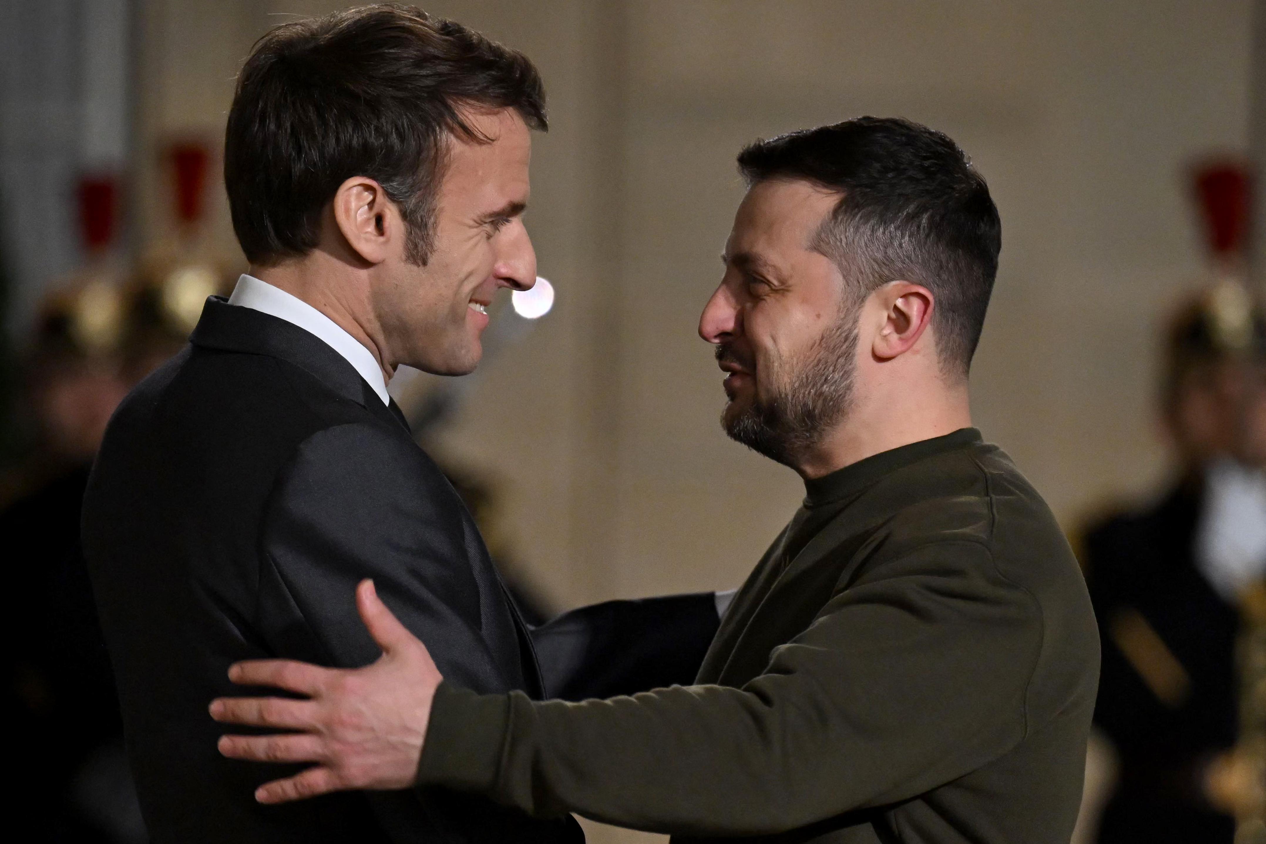 Ucraina, Zelensky e Macron insieme a Bruxelles