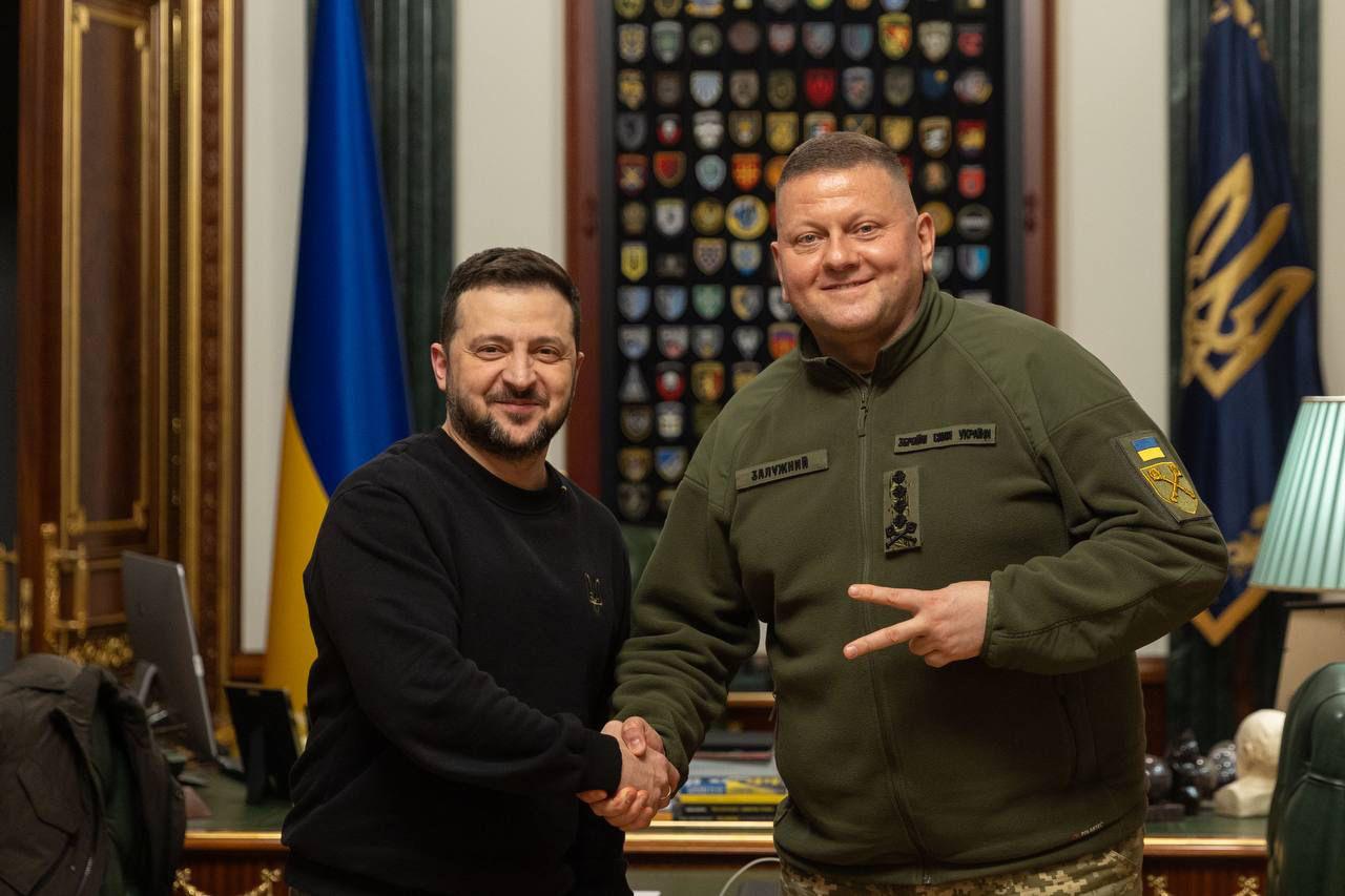Ucraina, Zelensky 'licenzia' il generale Zaluzhny: "Ora cambiamo"