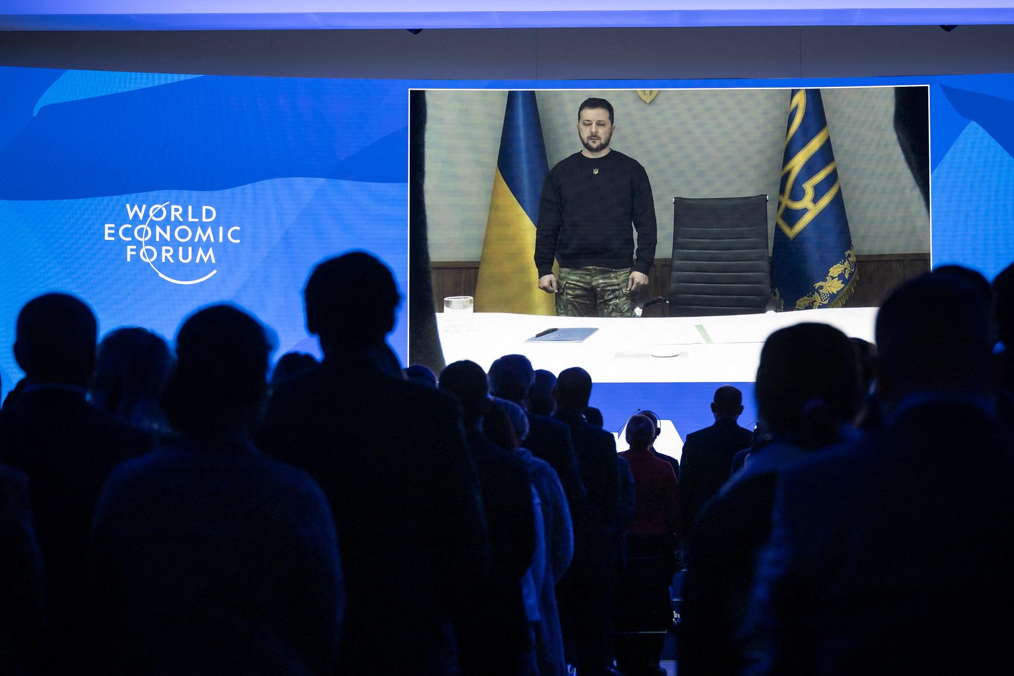 Ucraina, Zelensky: "Putin? Non capisco bene se è vivo"