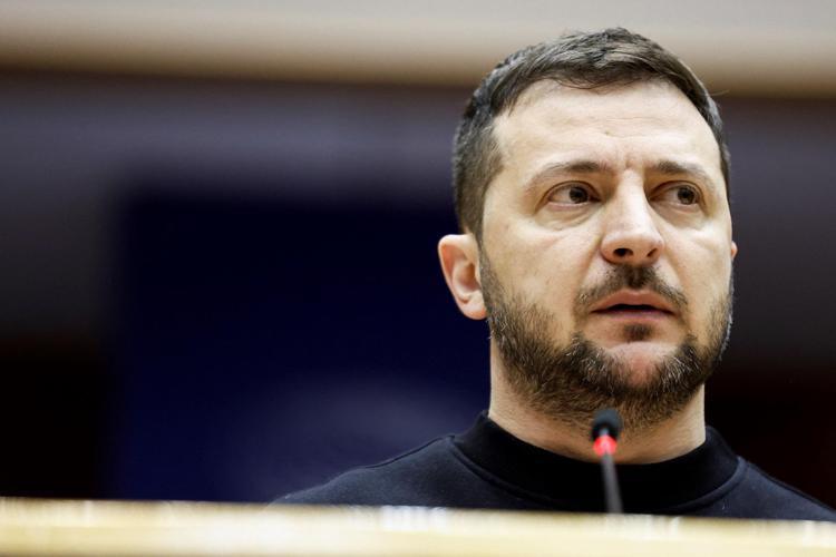 Ucraina, Zelensky: "Ungheria è membro Nato e sostiene Mosca?"