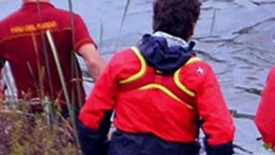 Udine, incendio in barca sul fiume a Palazzolo: donna dispersa e un ferito