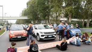 Ultima generazione a Milano, sei donne bloccano viale Fulvio Testi