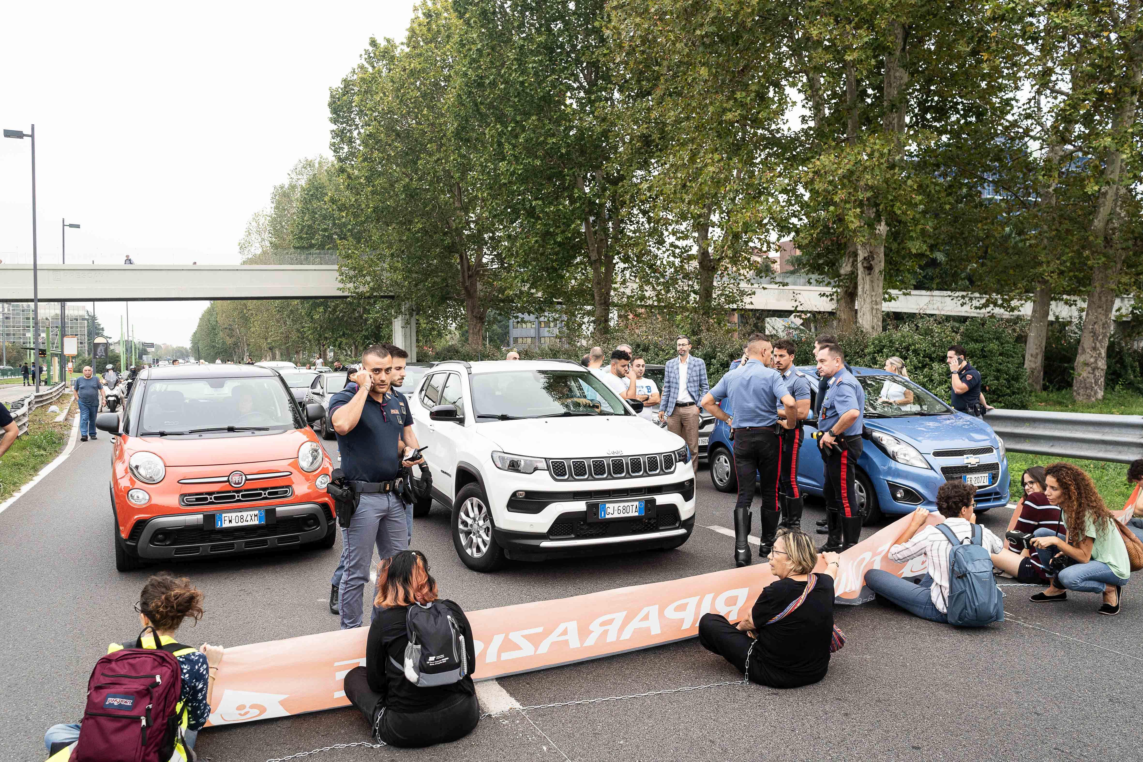 Ultima generazione a Milano, sei donne bloccano viale Fulvio Testi